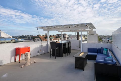Massive Beach Home w Stunning Rooftop, Parking, Spa, AC & Bay Views! House in Mission Beach