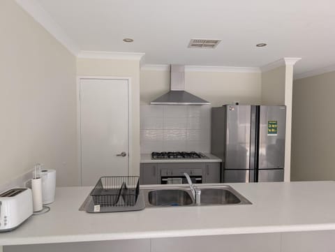 Spectacular 3 Bedroom, 2 Bathroom Home. Maison in Henley Brook