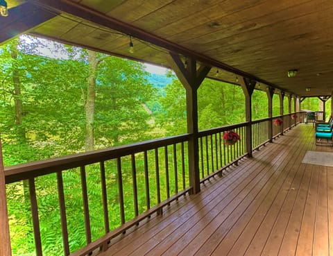 Getaway to a very private beautiful Cabin. Chalet in Tennessee