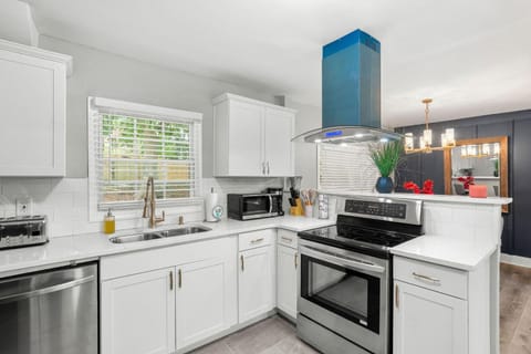 Stylish and contemporary residence with a spacious backyard in proximity to the airport. Condo in Candler-McAfee