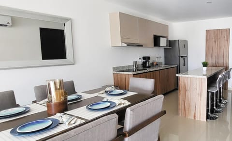 Kitchen or kitchenette, Dining area, minibar