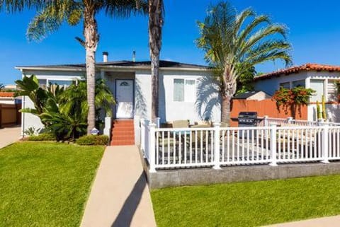 Pacific Oasis - Large Patio, Parking & Walk to Beach House in Pacific Beach