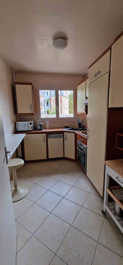 Kitchen or kitchenette, minibar, stove