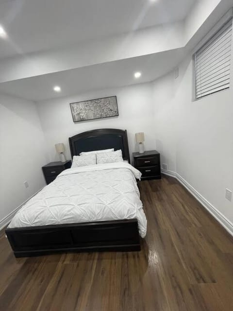 luxury & Spacious 2 bedrooms serviced apartment Copropriété in Halton Hills
