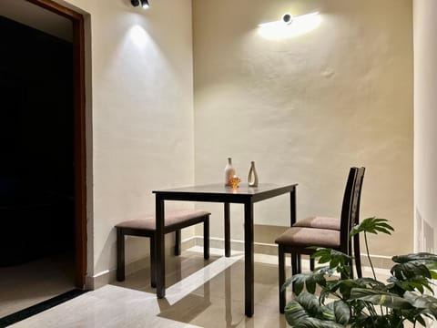 Downtown: By Big Leaf Homestays (A serene 2 BHK) Condo in Pune