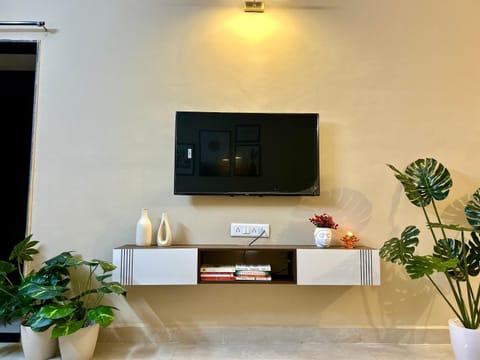 Downtown: By Big Leaf Homestays (A serene 2 BHK) Condo in Pune