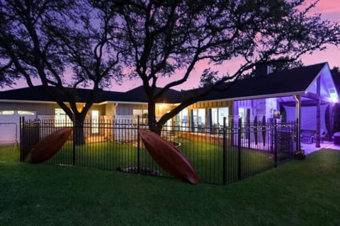 Private Lake Travis home with hot tub amenities Casa in Lago Vista