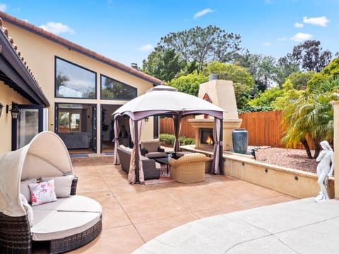 La Jolla Luxury Estate - Massive Yard, Pool-Spa, Fast WiFi & Outdoor Fireplace Chalet in La Jolla