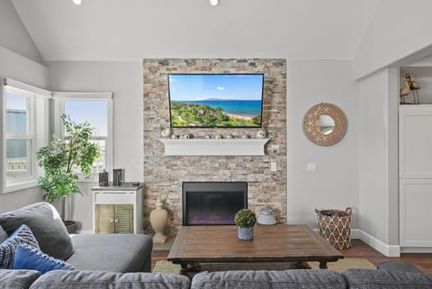 Stunning Beach Home with Fireplace, Fast WiFi, Grill & Outdoor Seating! House in Mission Beach