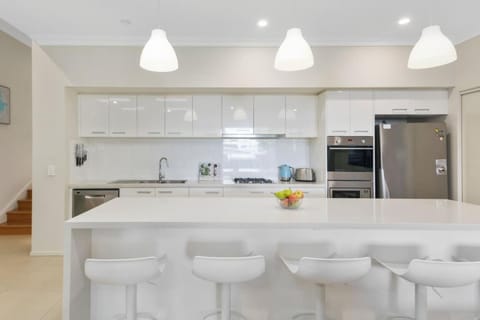 Coastal Palms Escape - Your Ideal Family Getaway House in Wollongong