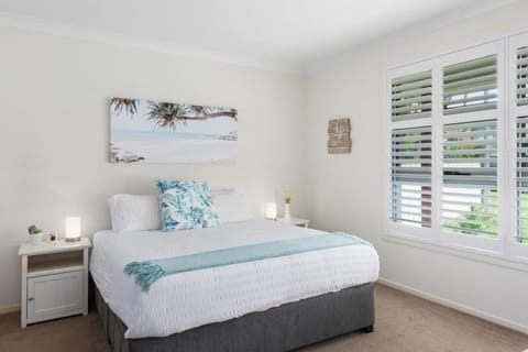 Coastal Palms Escape - Your Ideal Family Getaway House in Wollongong