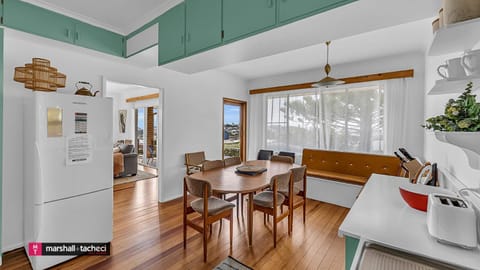 Bermagui Breeze Holiday House 3 bedroom, 18-20 Mumbulla St, Bermagui House in Bermagui