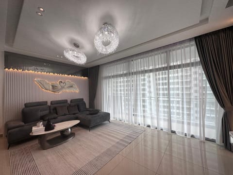 New Mount Austin Swarovski Design 15 pax condo Apartment in Johor Bahru