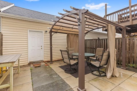 Apartment with garage parking Patio close IAD Condo in Herndon