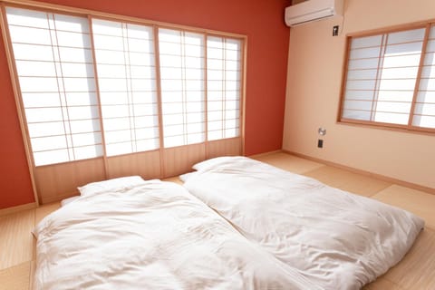 Bed, Photo of the whole room, Bedroom, internet, air conditioner