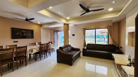 Communal lounge/ TV room, TV and multimedia, Living room, Seating area, Dining area, Evening entertainment, fireplace