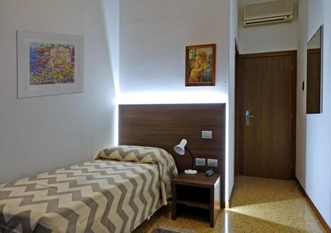 Seating area, Bedroom, air conditioner