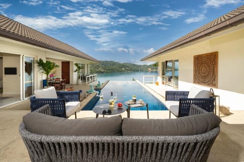 Stunning 5 bedrooms Villa with Panoramic Sea View Villa in Pa Klok
