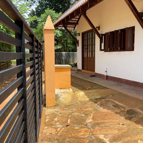 Economy Holiday Home Bed and Breakfast in Galle