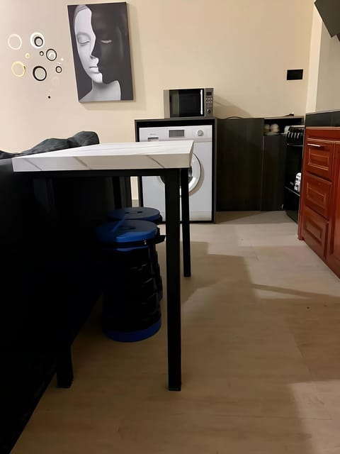 Kitchen or kitchenette, Dining area, oven