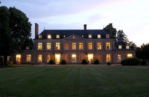 Facade/entrance, Night