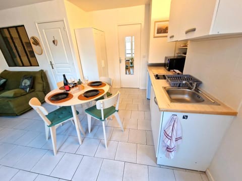 Kitchen or kitchenette, Dining area, minibar