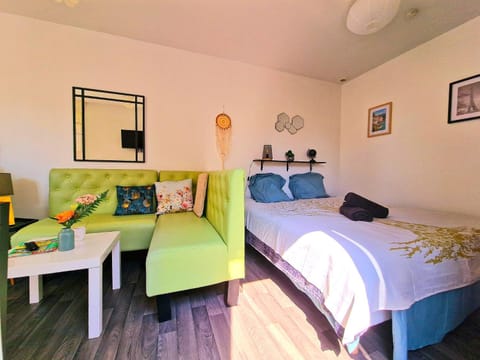 Bed, Living room, Photo of the whole room, Seating area