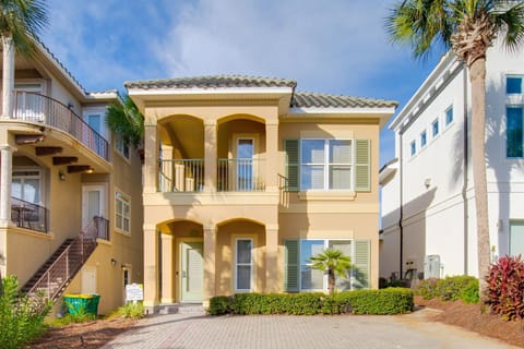 Beach Views - Walk to the Beach - Community Pool & Hot Tub - Gated Community House in Destin