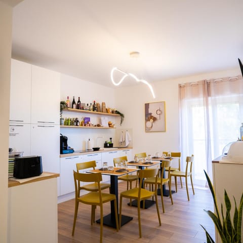 Kitchen or kitchenette, Dining area, Breakfast, minibar, oven, Internal: Not applicable to any particular room