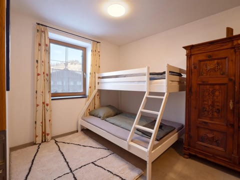 Bedroom, bunk bed