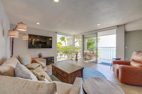 Bayfront Paradise - Flexible 30 Day plus w Amazing Bay View and Pool House in Mission Bay