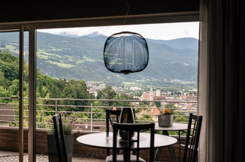 Living room, Dining area, City view, Landmark view