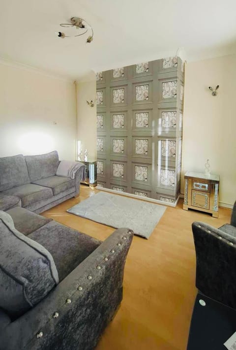 The Smart Stay - sleeps 5 Wigan central location House in Wigan