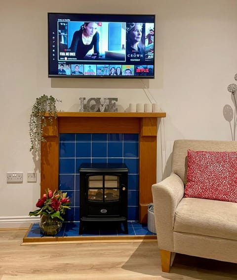 TV and multimedia, Living room, Seating area, flat iron