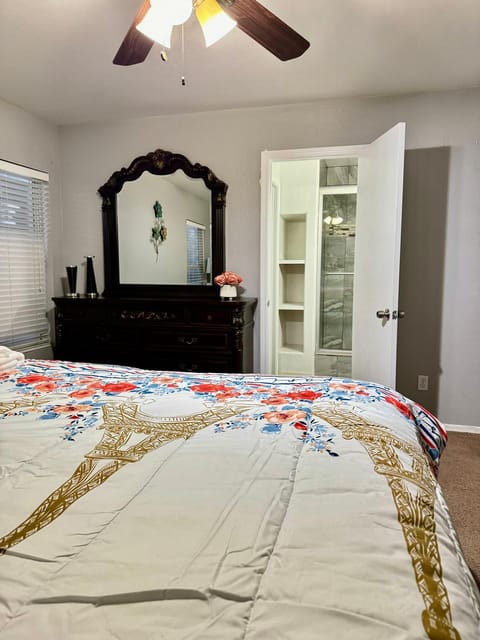 West PHX Cozy king suit Vacation rental in Avondale