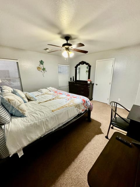 Bed, TV and multimedia, Photo of the whole room, Bedroom, fireplace, hair dresser