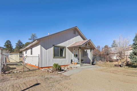 Single Tree Cottage - Walk to Downtown Chama! Maison in Chama