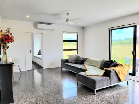 Hosts on the Coast - Kupe's Coastal Dream House in Whitianga