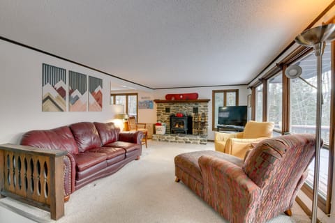 Pet-Friendly Home with Deck 4 Mi to Jay Peak Resort Maison in Orleans