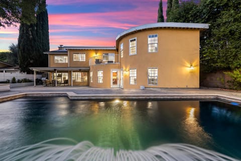 Villa Oasis: Unrivaled Views & Endless Space Villa in Canoga Park