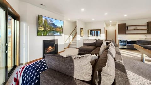 3BR+Loft Modern Mountain Retreat w Hot Tub House in Park County