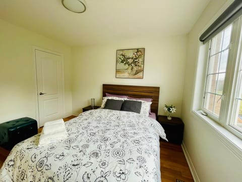 Homestay- private room and bathroom Vacation rental in Oshawa