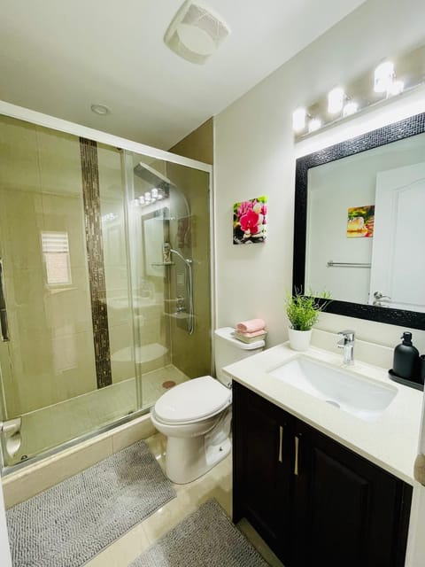 Homestay- private room and bathroom Urlaubsunterkunft in Oshawa
