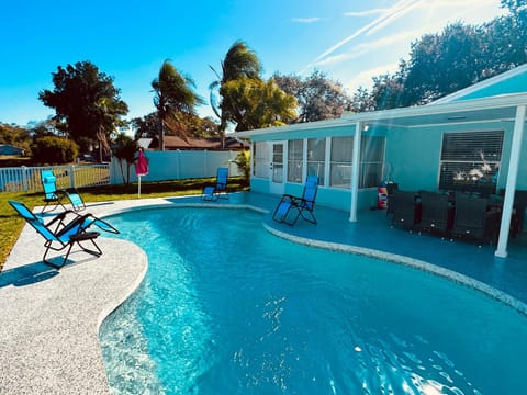 NEW Renovated luxury home with private heated pool in paradise near beaches and IMG academy House in Bradenton