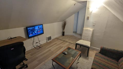 Cozy downtown one bedroom free parking Condo in Kingston
