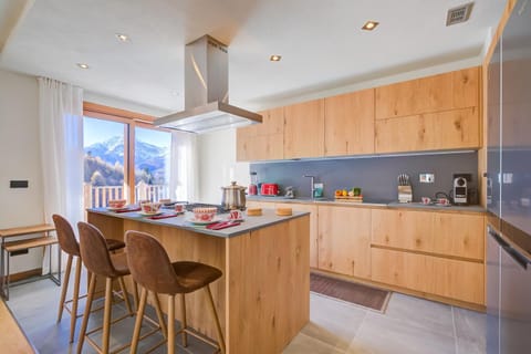 Kitchen or kitchenette, Dining area