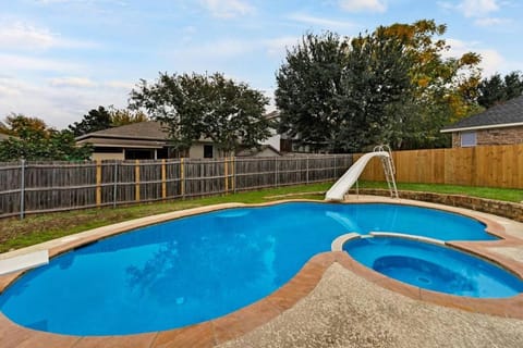 4 BR w/ Pool 10 min to Six flags, AT&T Stadium & Glode Life Park House in Arlington