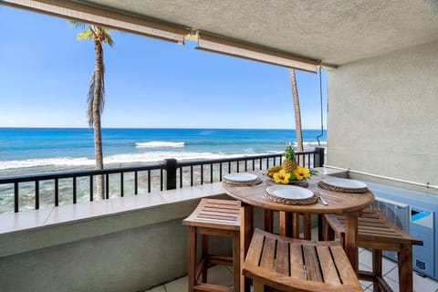 Banyan Tree 301: Oceanfront 2/2 Remodeled with AC House in Holualoa