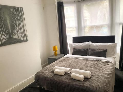 Gravesend 2 Bedroom Spacious Stylish Apartment - Sleeps upto 6 - 2 Min Walk to Station Apartamento in Gravesend