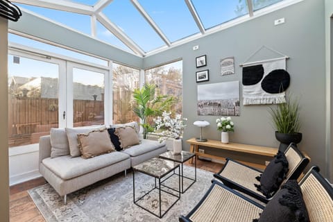 Day, Living room, Seating area, Garden view